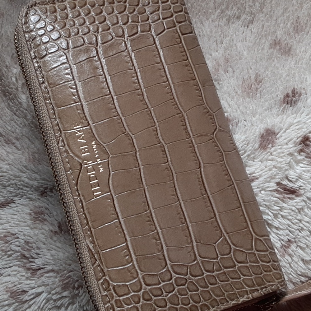 NWOT Teddy Blake Croco Beige Zip Wallet